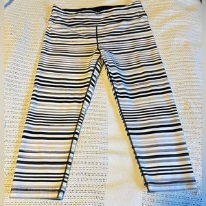 Tommy Hilfiger capri leggings.  Size L./G.